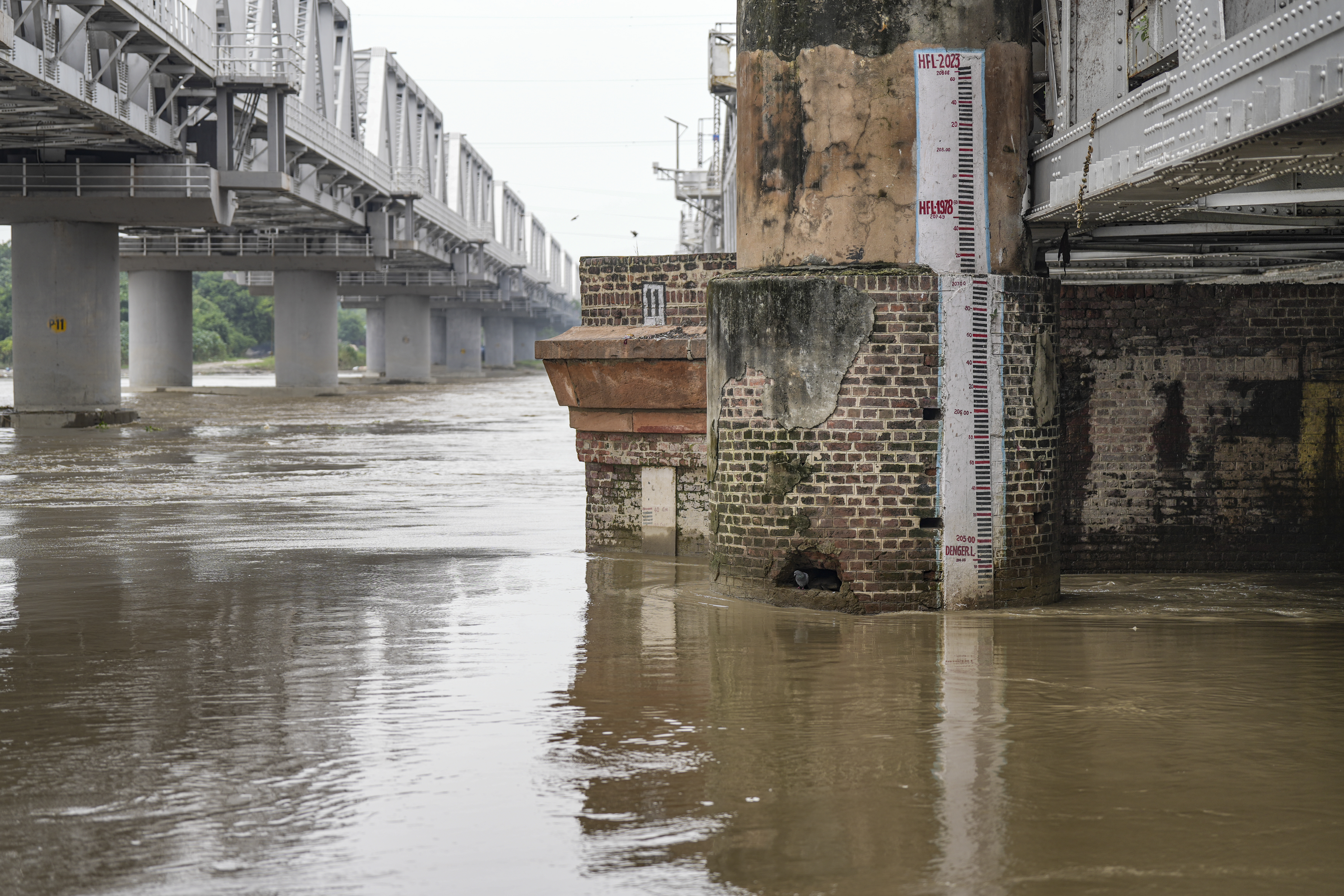 New Delhi: The swollen Yamuna river during the monsoon season, near Kashmere Gate area in New Delhi, Tuesday, Aug. 26, 2025. The Yamuna river crossed the warning mark of 204.50-metre at the Old Railway Bridge on Tuesday morning. (PTI Photo/Salman Ali)(PTI08_26_2025_000139A) 